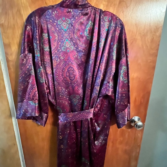 Paisley wrap style Victoria secret gold label robe 
Purple small med - Picture 7 of 8